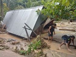 Warga Desa Riso Polman Terisolir karena Banjir, Jembatan Rusak-Listrik Padam