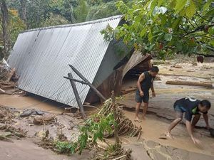 Warga Desa Riso Polman Terisolir karena Banjir, Jembatan Rusak-Listrik Padam Warga Desa Riso Polman Terisolir karena Banjir, Jembatan Rusak-Listrik Padam