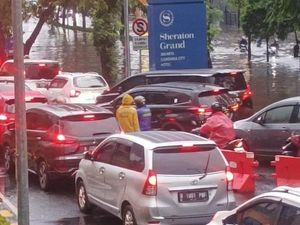 Kawasan Gandaria Jaksel Sempat Tergenang 30 Cm Lebih, Lalin Macet
