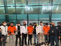 Berbaju Tahanan, 3 DPO Judi Online dari Kamboja Tiba di Indonesia