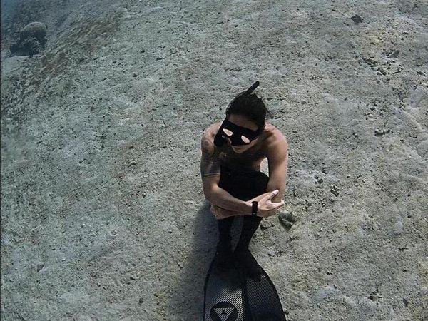 6 Gaya Musisi Dikta yang Hobi Banget Olahraga Ekstrem Free Diving