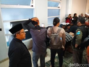Eks Gubernur Jabar Aher Salatkan Jenazah Koh Steven di Bandung Eks Gubernur Jabar Aher Salatkan Jenazah Koh Steven di Bandung