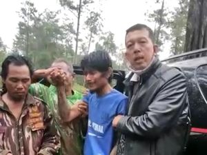 Heroik! Warga Ikut Panjat Pohon demi Bujuk Lukman yang Nangkring Turun Heroik! Warga Ikut Panjat Pohon demi Bujuk Lukman yang Nangkring Turun