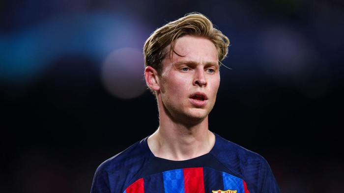 BARCELONA, SPAIN - OCTOBER 12: Frenkie De Jong of FC Barcelona looks on during the UEFA Champions League group C match between FC Barcelona and FC Internazionale at Spotify Camp Nou on October 12, 2022 in Barcelona, Spain. (Photo by Eric Alonso/Getty Images)