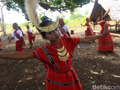 Gemulai Tarian Adat Desa Kandar Tun Blyawan yang Penuh Makna