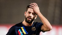 Pique juga kena masalah di luar lapangan, dirinya berpisah dengan kekasihnya, Shakira. Apes betul nasibmu sekarang, Pique (Getty Images)