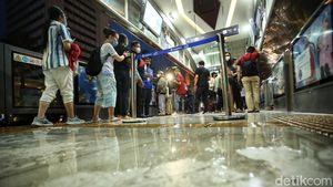 Halte TransJakarta Bundaran HI Masih Bocor Saat Diresmikan Anies