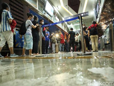 Halte TransJakarta Bundaran HI Masih Bocor Saat Diresmikan Anies
