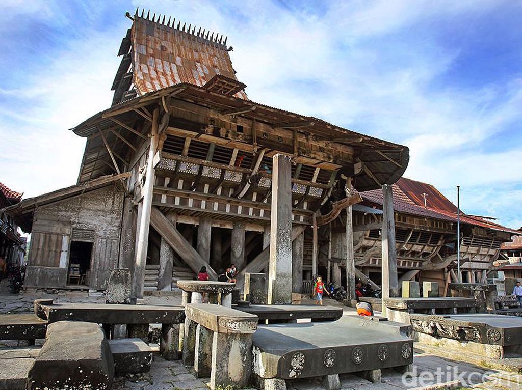 Mengenal Tiga Rumah Tradisional di Pulau Nias, Perbedaan dan Filosofinya Mengenal Tiga Rumah Tradisional di Pulau Nias, Perbedaan dan Filosofinya