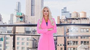 8 Foto Pengacara yang Viral, Pakai Baju Serba Pink Ala Barbie di Pengadilan