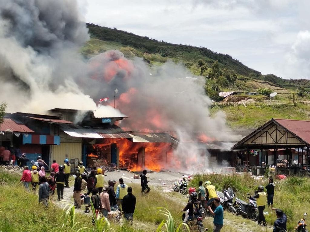 Kebakaran di Pasar Puncak Jaya Papua, 17 Kios-7 Ruko Hangus Kebakaran di Pasar Puncak Jaya Papua, 17 Kios-7 Ruko Hangus