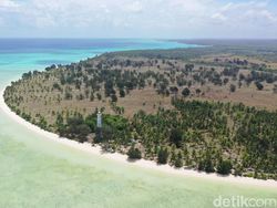 Keindahan Pantai Desa Elyasa di Perbatasan RI-Australia