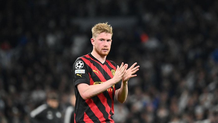 Manchester Citys Belgian midfielder Kevin De Bruyne greets the fans after the end of the UEFA Champions League 1st round day 4 group G football match FC Copenhagen vs Manchester City in Copenhagen, Denmark, on October 11, 2022. (Photo by Jonathan NACKSTRAND / AFP) (Photo by JONATHAN NACKSTRAND/AFP via Getty Images)
