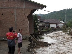 Korban Banjir Bandang di Polman Ngaku Trauma, Minta Direlokasi ke Tempat Aman