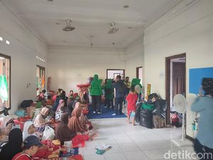 139 Warga Korban Longsor di Gang Barjo Bogor Masih Mengungsi 139 Warga Korban Longsor di Gang Barjo Bogor Masih Mengungsi