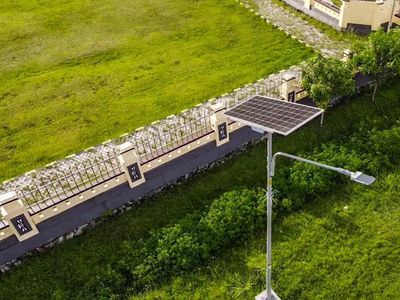 Lampu Tenaga Surya Terangi Jalan di Papua, Malam Tak Lagi Gelap
