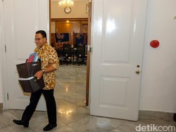 Momen Anies Bereskan Ruang Kerjanya di Balai Kota