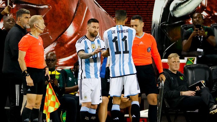 HARRISON, NJ - SEPTEMBER 27:  Argentina forward Lionel Messi (10) gets the captains armband from Argentina midfielder Ángel Di María (11) prior to entering the international friendly soccer game between Argentina and Jamaica on September 27, 2022 at Red Bull Arena in Harrison, New Jersey.  (Photo by Rich Graessle/Icon Sportswire via Getty Images)