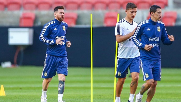 PORTO ALEGRE, BRAZIL - JUNE 22: Lionel Messi, Paulo Dybala and Ángel Di María during a training session at Beira-Rio stadium on June 22, 2019, in Porto Alegre, Brazil. (Photo by Lucas Uebel/Getty Images)