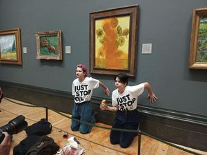 Hiks.. Lukisan Sunflower Van Gogh di London Dilempar Sup Tomat Hiks.. Lukisan Sunflower Van Gogh di London Dilempar Sup Tomat