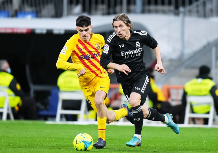 MADRID, SPAIN - MARCH 20: Luka Modric of Real Madrid duels for the ball with Pedri Gonzalez of FC Barcelona during the LaLiga Santander match between Real Madrid CF and FC Barcelona at Estadio Santiago Bernabeu on March 20, 2022 in Madrid, Spain. (Photo by Angel Martinez/Getty Images)