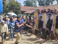 Sandiaga Sambangi Desa Wisata Baduy, Disambut Permainan Angklung