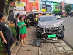 Sopir Mengantuk, Mobil Tabrak Tembok Perumahan di Tangerang hingga Ringsek