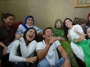 Rieke Diah Pitaloka saat Jenguk Nani Wijaya: Bulan Depan Emak Kawin Lagi Rieke Diah Pitaloka saat Jenguk Nani Wijaya: Bulan Depan Emak Kawin Lagi