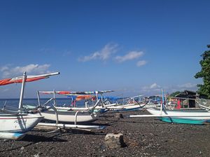 Nelayan Ujung Pesisi Karangasem Nekat Melaut meski Cuaca Ekstrem Nelayan Ujung Pesisi Karangasem Nekat Melaut meski Cuaca Ekstrem