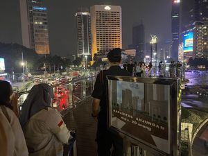 Warga Antre Foto di Anjungan Halte Bundaran HI yang Baru Diresmikan Anies