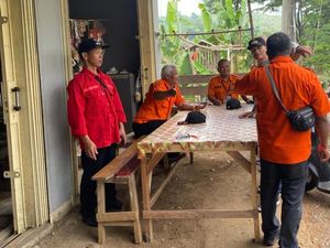 Sang Pahlawan di Cianjur yang Upahnya Tak Seberapa