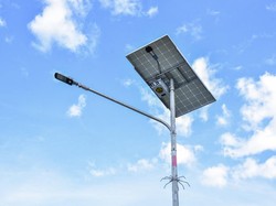 450 Lampu Tenaga Surya Disebar ke Papua, Jalan di 3 Kabupaten Ini Tak Lagi Gelap