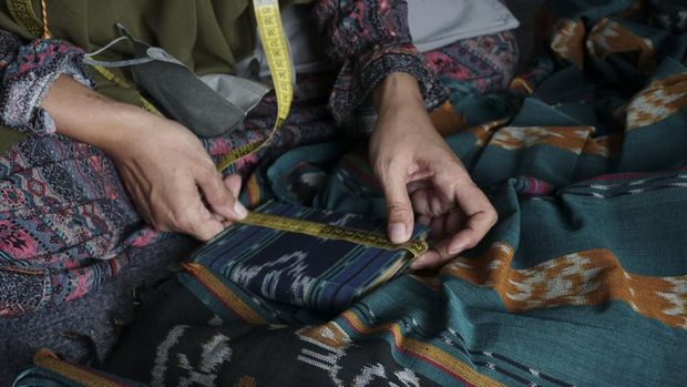 Produksi Tenoon Salah satu penjahit disabilitas yang menjadi rekan kerja Tenoon
