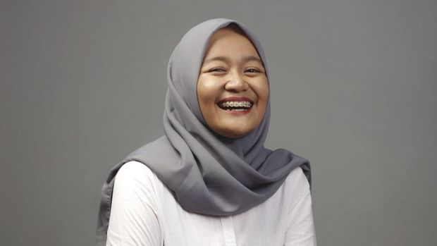 Produksi Tenoon Salah satu penjahit disabilitas yang menjadi rekan kerja Tenoon