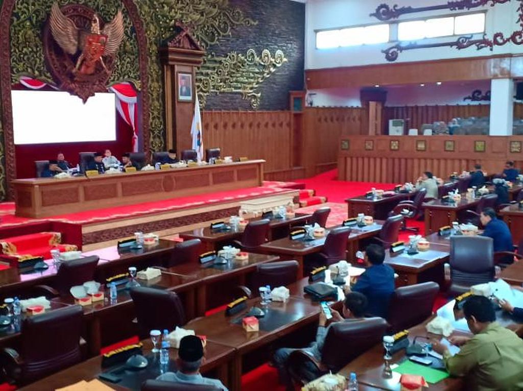 DPRD Gelar Rapat Paripurna Bahas Raperda APBD Jambi 2023 DPRD Gelar Rapat Paripurna Bahas Raperda APBD Jambi 2023