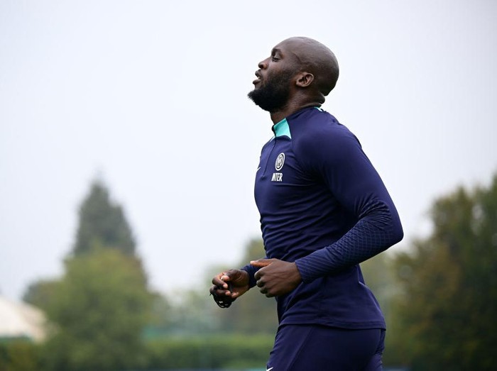 COMO, ITALY - OCTOBER 06: Romelu Lukaku of FC Internazionale in action during the FC Internazionale training session at the club's training ground Suning Training Center at Appiano Gentile on October 06, 2022 in Como, Italy. (Photo by Mattia Ozbot - Inter/Inter via Getty Images)