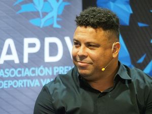 Ronaldo Mundur dari Pencalonan Presiden Sepakbola Brasil Ronaldo Mundur dari Pencalonan Presiden Sepakbola Brasil