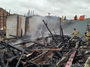 Pria Diduga ODGJ Bakar Rumah Ortu di Sukabumi Pria Diduga ODGJ Bakar Rumah Ortu di Sukabumi
