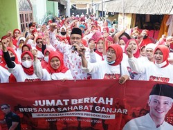 Relawan Ganjar Pranowo Salurkan Sembako dan Deklarasi di Jakarta