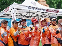 Bantu UMKM, Batur Sandi Uno Borong Ratusan Paket Nasi di Cirebon