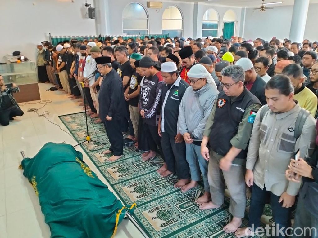 4 Kewajiban Muslim terhadap Jenazah, Memandikan-Menguburkannya