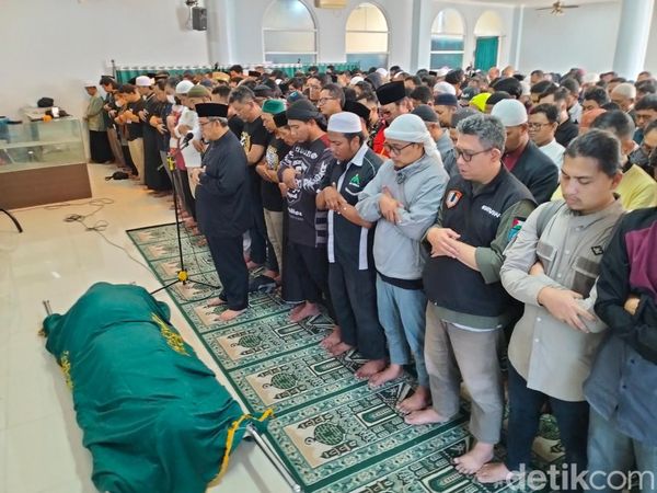 Potret Aher Pimpin Sholat Jenazah Koh Steven di Bandung