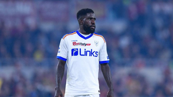 Samuel Umtiti of US Lecce looks on during the Serie A match between AS Roma and US Lecce at Stadio Olimpico, Rome, Italy on 9 October 2022.  (Photo by Giuseppe Maffia/NurPhoto via Getty Images)