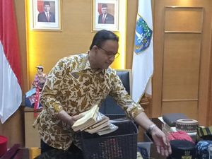 Segera Tinggalkan Balkot DKI, Anies-Ariza Kemasi Barang di Ruang Kerja Segera Tinggalkan Balkot DKI, Anies-Ariza Kemasi Barang di Ruang Kerja