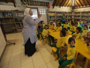 Perjuangan Kiswanti: Dobrak Stigma, Perempuan Tak Butuh Sekolah Perjuangan Kiswanti: Dobrak Stigma, Perempuan Tak Butuh Sekolah