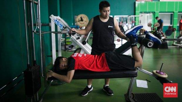 Para atlet bulutangkis muda berlatih di GOR Djarum, Jl. Kudus Purwodadi, Pejaten, Jati Kulon, Kec. Jati, Kabupaten Kudus, Jawa Tengah. CNN Indonesia/Adi Maulana Ibrahim