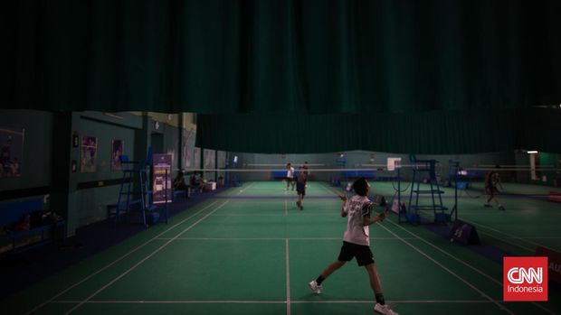 Para atlet bulutangkis muda berlatih di GOR Tangkas, Jl. Tanjung Duren, RT.12/RW.14, Duri Kepa, Kec. Kb. Jeruk, Kota Jakarta Barat. CNN Indonesia/Adi Maulana Ibrahim