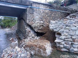 Talut Penyangga Jembatan di Palopo Retak gegara Banjir, Warga Nekat Melintas Talut Penyangga Jembatan di Palopo Retak gegara Banjir, Warga Nekat Melintas