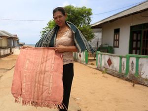 Keseruan Jelajah Desa Kandar, Belajar Tradisi Tenun-Disambut Tari Adat Keseruan Jelajah Desa Kandar, Belajar Tradisi Tenun-Disambut Tari Adat