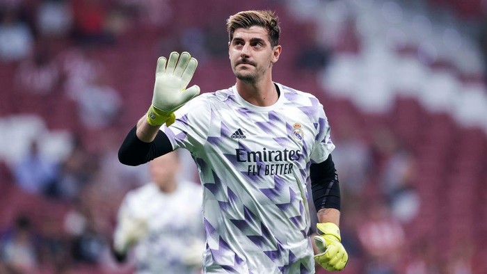 MADRID, SPAIN - SEPTEMBER 18: Thibaut Courtois of Real Madrid during the La Liga Santander  match between Atletico Madrid v Real Madrid at the Estadio Civitas Metropolitano on September 18, 2022 in Madrid Spain (Photo by David S. Bustamante/Soccrates/Getty Images)